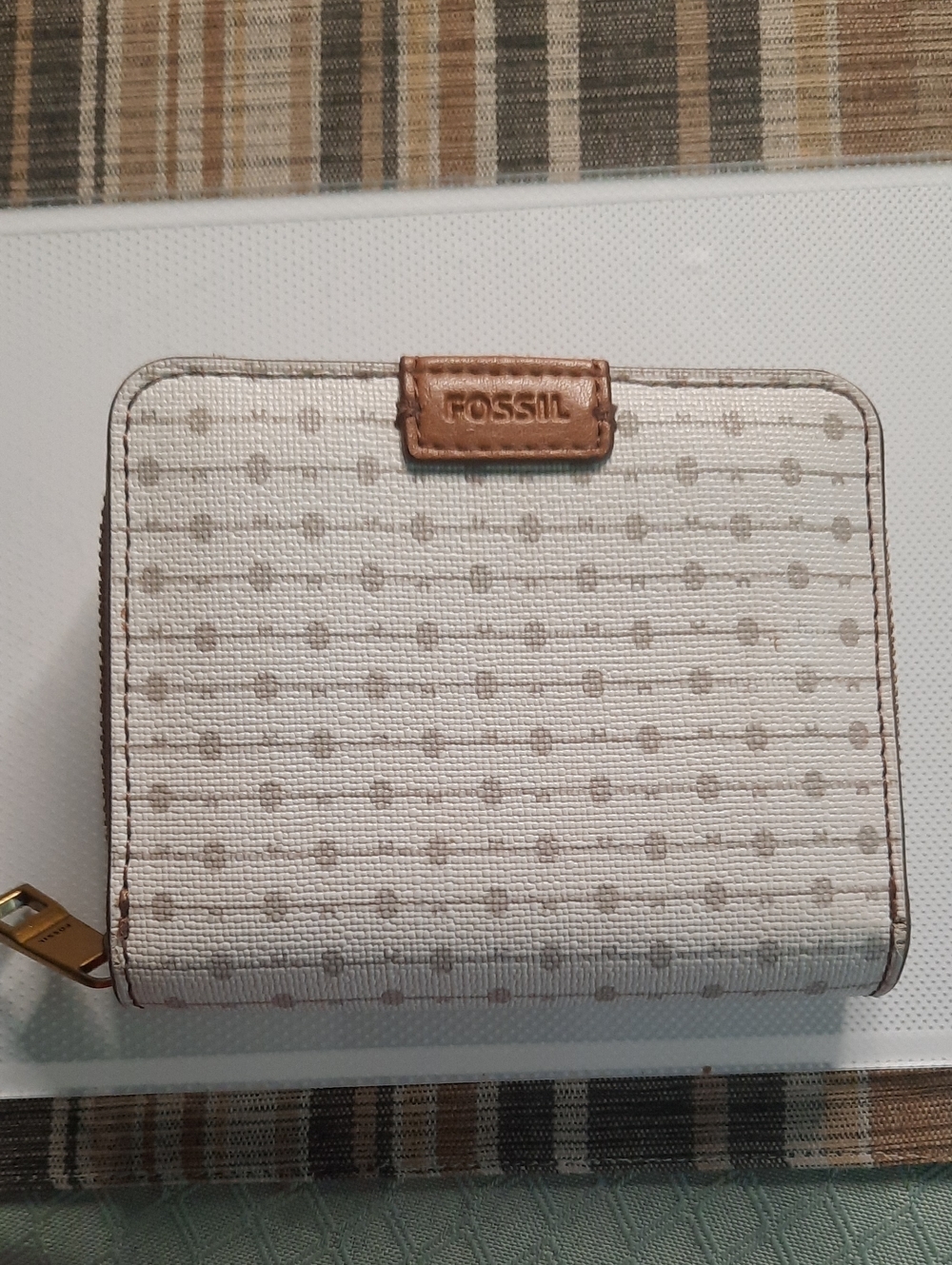 Fossil Cream and Tan Textured Zip Wallet